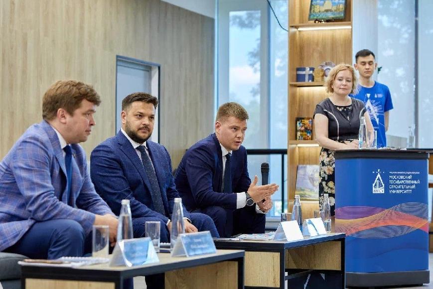 Статс-секретарь – замминистра строительства и ЖКХ РФ Юрий Муценек принял участие в пресс-туре НИУ МГСУ