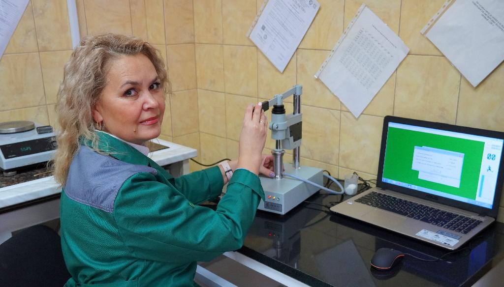 Новый многофункциональный прибор ПСХ-12 поступил в лабораторию комбината «Волна»