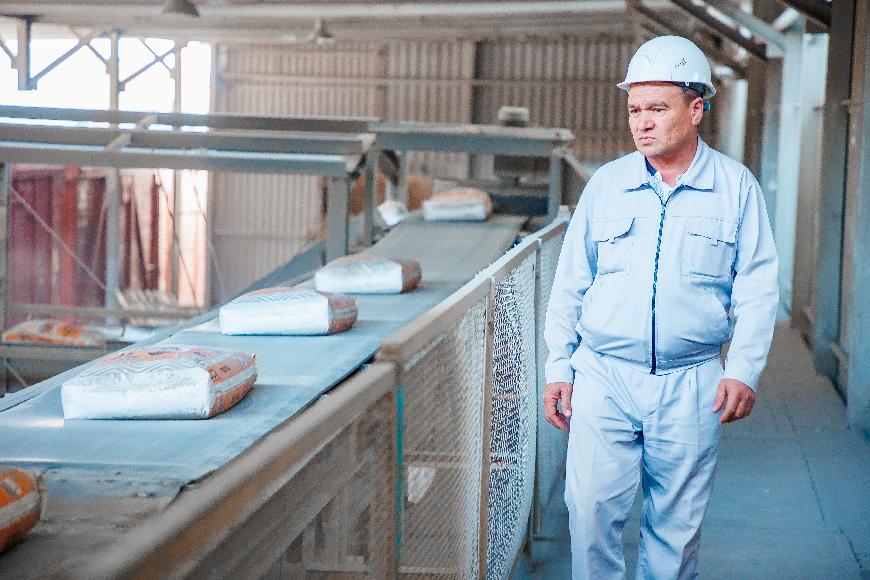 Кызылкумцемент увеличил выпуск продукции в таре на четверть 