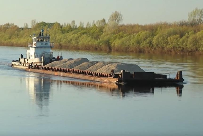 Речной порт Кирова принял очередную баржу с щебнем