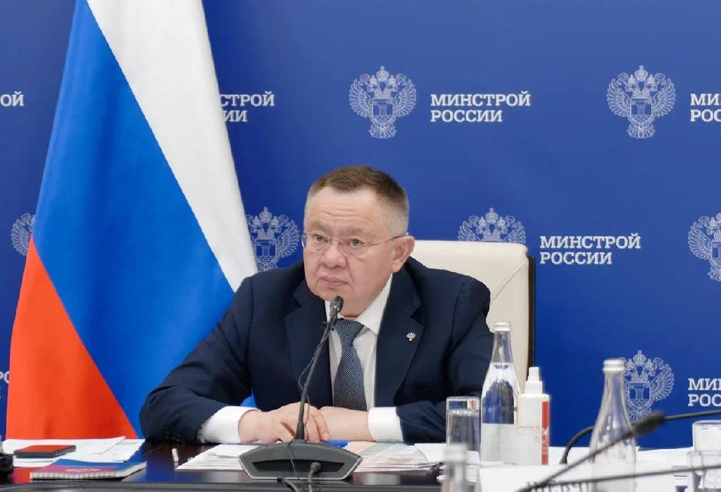 Вопросы контрактации и кассового исполнения бюджетных ассигнований по реализуемым Минстроем России федеральным проектам и проектам в рамках инфраструктурных бюджетных кредитов, а также меры поддержки отрасли втекущей экономической ситуации обсудили на селекторном совещании под председательством Министра строительства и ЖКХ РФ Ирека Файзуллина.