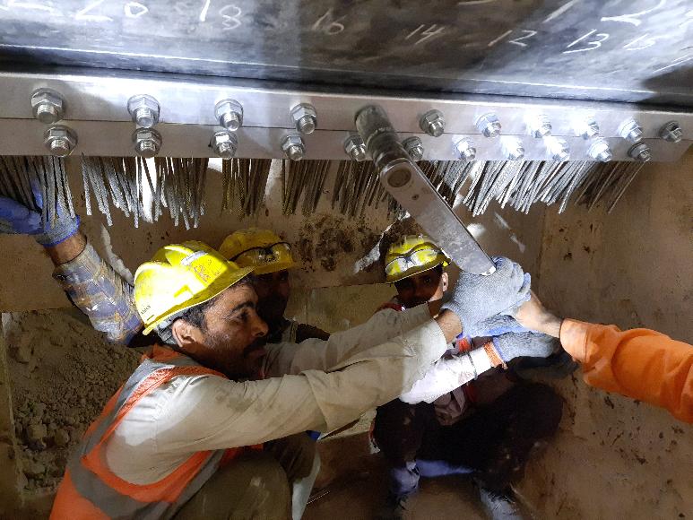 ACC Cement Ltd (Holcim Group) заказала AUMUND Engineering Pvt Ltd реконструкцию самого высокого ленточного ковшового элеватора в мире высотой 175,3 метра. Элеватор установлен на Wadi Cement, одном из крупнейших и самых современных цементных заводов в Индии, для непрерывной транспортировки сырьевой муки в теплообменник с производительностью 600 т /ч. 