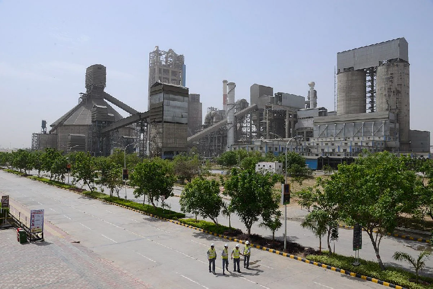 Правление индийской компании UltraTech Cement Ltd одобрило инвестиции в размере 128,9 млрд крор с целью увеличения общего объема производства на 22,6 млн тонн в год за счет сочетания проектов типов «браунфилд» и «гринфилд».