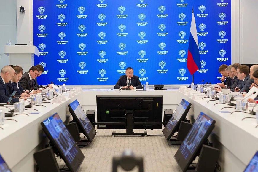 Глава Минстроя России Ирек Файзуллин провёл совещание о реализации госпрограмм и ведомственных мероприятий