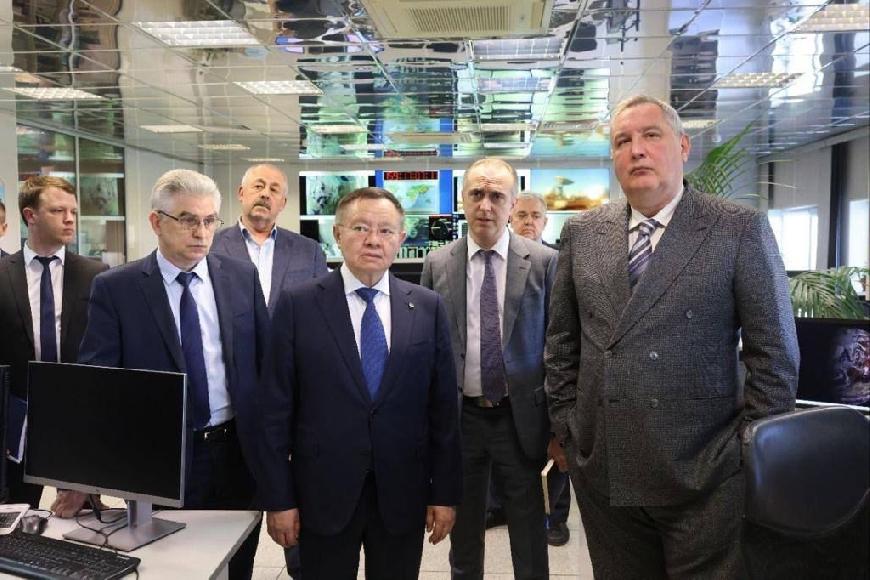 Министр строительства и жилищно-коммунального хозяйства Российской Федерации Ирек Файзуллин и генеральный директор Госкорпорации «Роскосмос» Дмитрий Рогозин провели рабочую встречу в ходе визита в Научный центр оперативного мониторинга Земли (НЦ ОМЗ) АО «Российские космические системы» (РКС, входит в состав Госкорпорации «Роскосмос»).