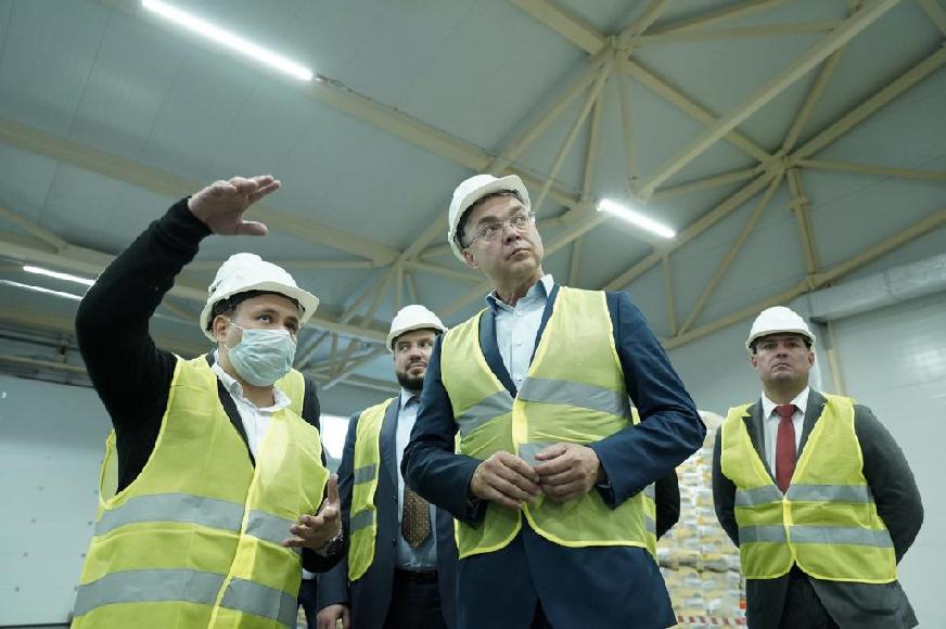 На предприятии будут выпускать сто тысяч тонн сухих строительных смесей в год. 