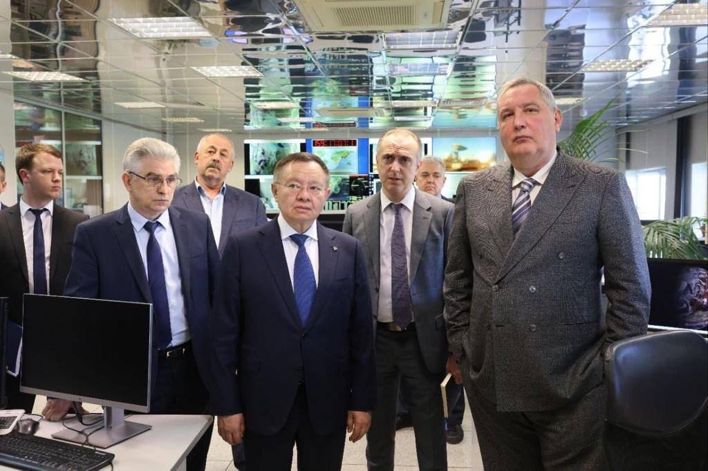 Министр строительства и жилищно-коммунального хозяйства Российской Федерации Ирек Файзуллин и генеральный директор Госкорпорации «Роскосмос» Дмитрий Рогозин провели рабочую встречу в ходе визита в Научный центр оперативного мониторинга Земли (НЦ ОМЗ) АО «Российские космические системы» (РКС, входит в состав Госкорпорации «Роскосмос»).