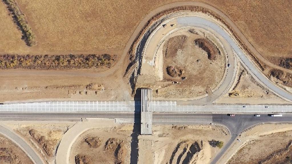 В обсуждении участвовали представители правительства, дорожных ведомств и цементной промышленности.
