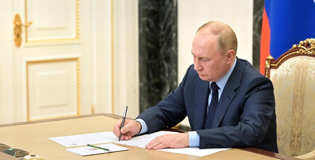 Президент РФ Владимир Путин поручил разработать меры поддержки производителей стройматериалов