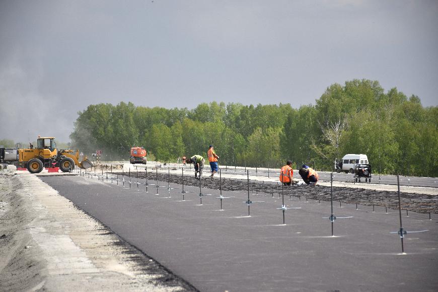19 мая первые метры уложили на подходах к путепроводу в составе транспортной развязки на пересечении с автодорогой К19-р. На середину июня запланировано начало устройства покрытия по основному ходу дороги.