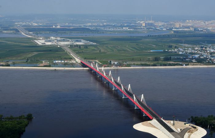 В торжественной церемонии по случаю запуска движения удалённо приняли участие Заместитель Председателя Правительства России – полномочный представитель Президента России в ДФО Юрий Трутнев, Заместитель Премьера Государственного совета КНР Ху Чуньхуа, Министр транспорта Виталий Савельев и Министр по развитию Дальнего Востока и Арктики Алексей Чекунков.
