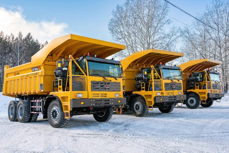Четыре самосвала LGMG MT86 Н грузоподъемностью 60 тонн пополнили парк горнотранспортной техники ООО «Топкинский цемент» (дочернее общество АО «ХК «Сибцем»).