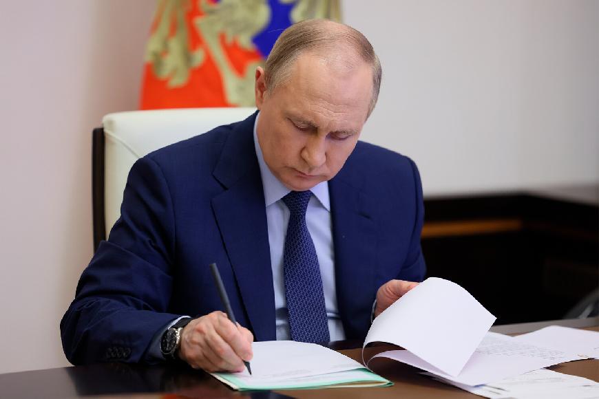 Президент подписал закон, позволяющий участникам свободной экономической зоны в Крыму и Севастополе реализовывать инвестпроекты в сфере жилищного строительства