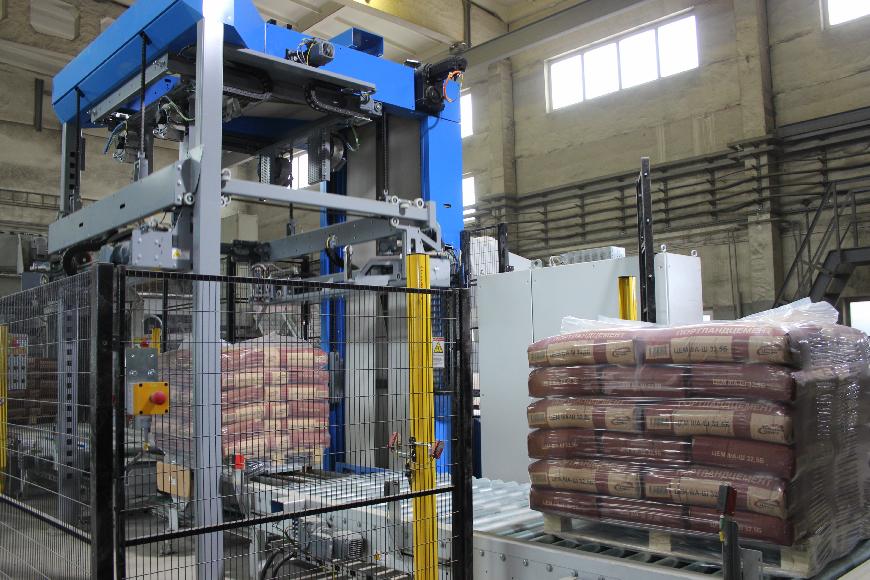 На линии палетирования цеха «Готовая продукция» ООО «Красноярский цемент» (дочернее общество АО «ХК «Сибцем») установлена новая упаковочная машина стоимостью 18,4 млн рублей.