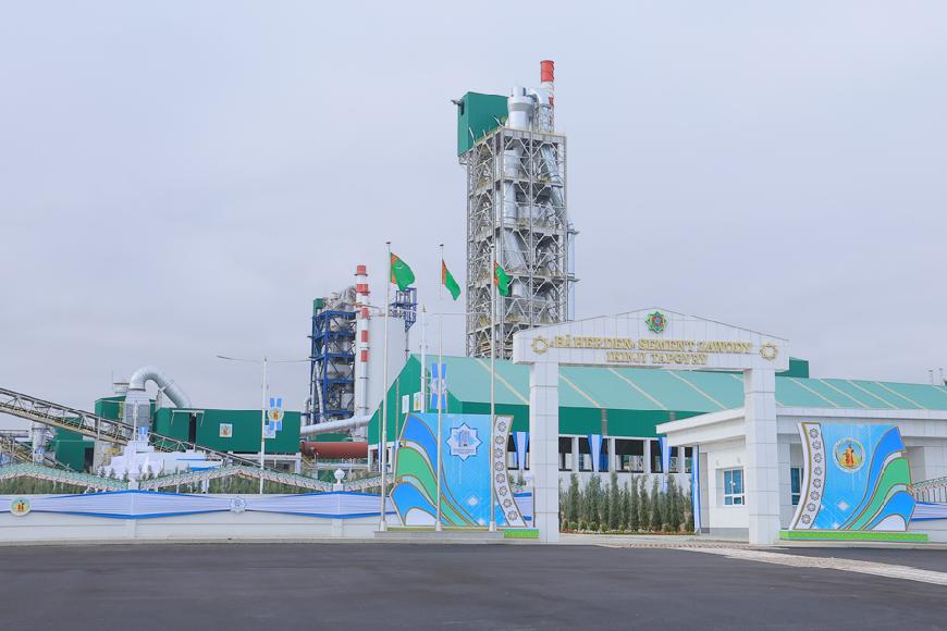 Президент Туркменистана принял участие в открытии второй очереди Бахерденского цементного завода