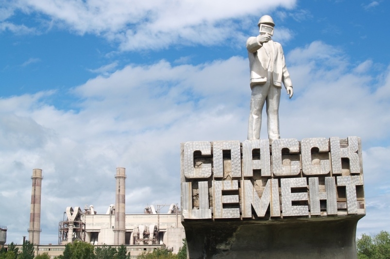По итогам 2021 года на предприятии произвели 1 миллион 958 тысяч тонн клинкера. Это на 20 тысяч тонн превосходит рекорд, поставленный цементниками в 1988 году, и более чем на 100 тысяч тонн выше проектной мощности Новоспасского цементного завода, которая составляет 1 миллион 840 тысяч тонн клинкера.