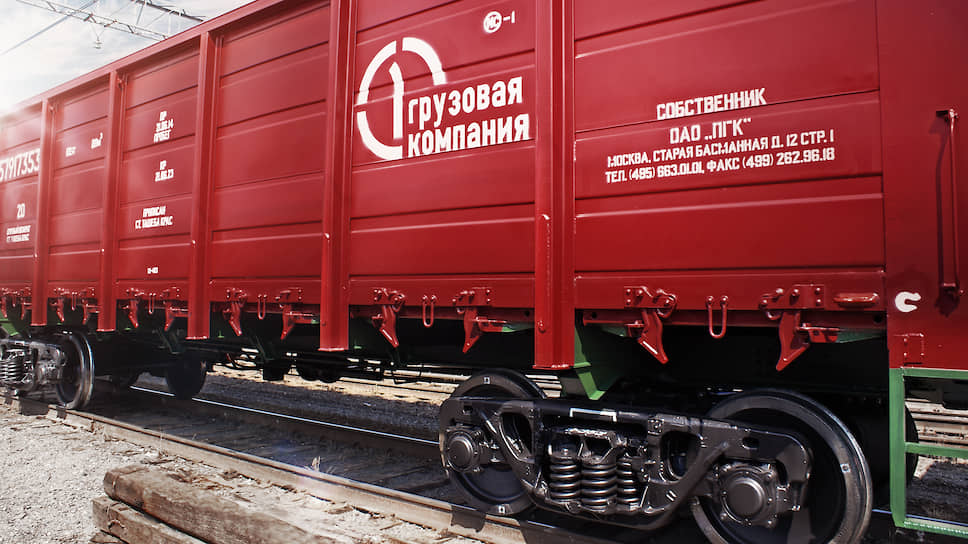 Первая грузовая компания (ПГК) разработала и реализовала в 2021 году программу сервисного обслуживания для предприятия «Азия Цемент». По итогам работ партнер принял решение продлить сервисный контракт на 2022 год и увеличить объем отгрузки в вагоны оператора. Первая грузовая компания (ПГК) разработала и реализовала в 2021 году программу сервисного обслуживания для предприятия «Азия Цемент». По итогам работ партнер принял решение продлить сервисный контракт на 2022 год и увеличить объем отгрузки в вагоны оператора. 

«С заводом «Азия Цемент» мы работаем с 2013 года. До 2021 года его отгрузки были небольшими, например, в прошлом году их объем составил менее 10 тыс. тонн. ПГК была заинтересована в развитии отношений и предложила партнеру заключить сервисный контракт. Помимо базовых преимуществ такого договора — возможности пересмотра ставок в течение года, гибких ценовых условий и высокого уровня сервиса, к которому привыкли клиенты ПГК, мы внимательно изучили специфику работы партнера, его запросы и предложили кастомизированную программу сервисного обслуживания. Например, для клиента важно, чтобы вагоны под погрузку прибывали «чистыми», то есть без остатков ранее перевозимого груза. Чтобы обеспечить эту потребность, мобильная бригада ПГК специально готовит вагоны, которые следуют на станцию погрузки Чаис, где расположен завод», — отметил начальник департамента по работе с предприятиями строительной и химической отрасли Илья Паршиков

Еще одна задача, над которой ПГК начнет работать в 2022 году, — обеспечение равномерного подвода вагонов со станции Рузаевка под погрузку на «Азию Цемент». Оператор проработает с руководством станции возможность отправки парка по гибкому графику при оперативно поступающих заявках. ПГК ожидает, что в следующем году объем поставок продукции предприятия составит не менее 164 тыс. тонн. 

Продукция завода «Азия Цемент» направляется со станции Чаис в пределах Куйбышевской железной дороги, а также грузополучателям на Горьковской, Московской, Октябрьской и Северной магистралях.  
