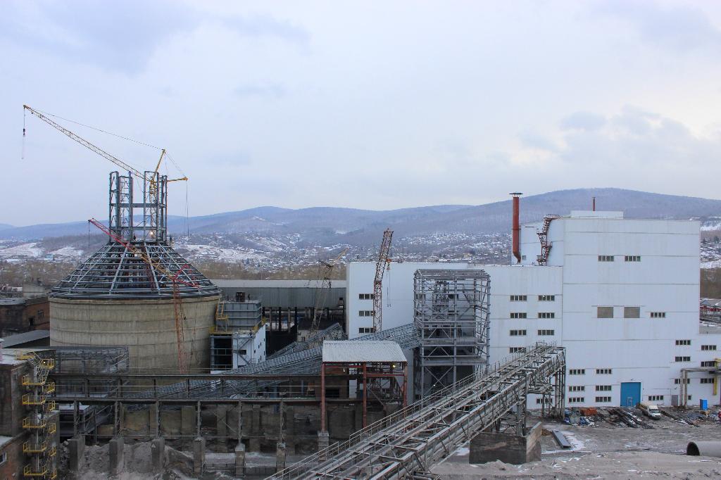 ООО «Красноярский цемент» (дочернее общество АО «ХК «Сибцем») готовится завершить крупные строительно-монтажные работы в новом цехе «Помол» весной 2022 года.