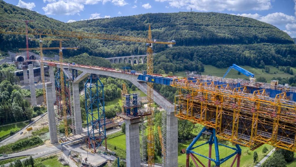Мост пройдет над федеральной трассой А8 Штутгарт-Мюнхен на высоте 85 метров. 